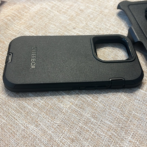 iPhone 14 Pro Otter Box Case - Picture 11 of 16